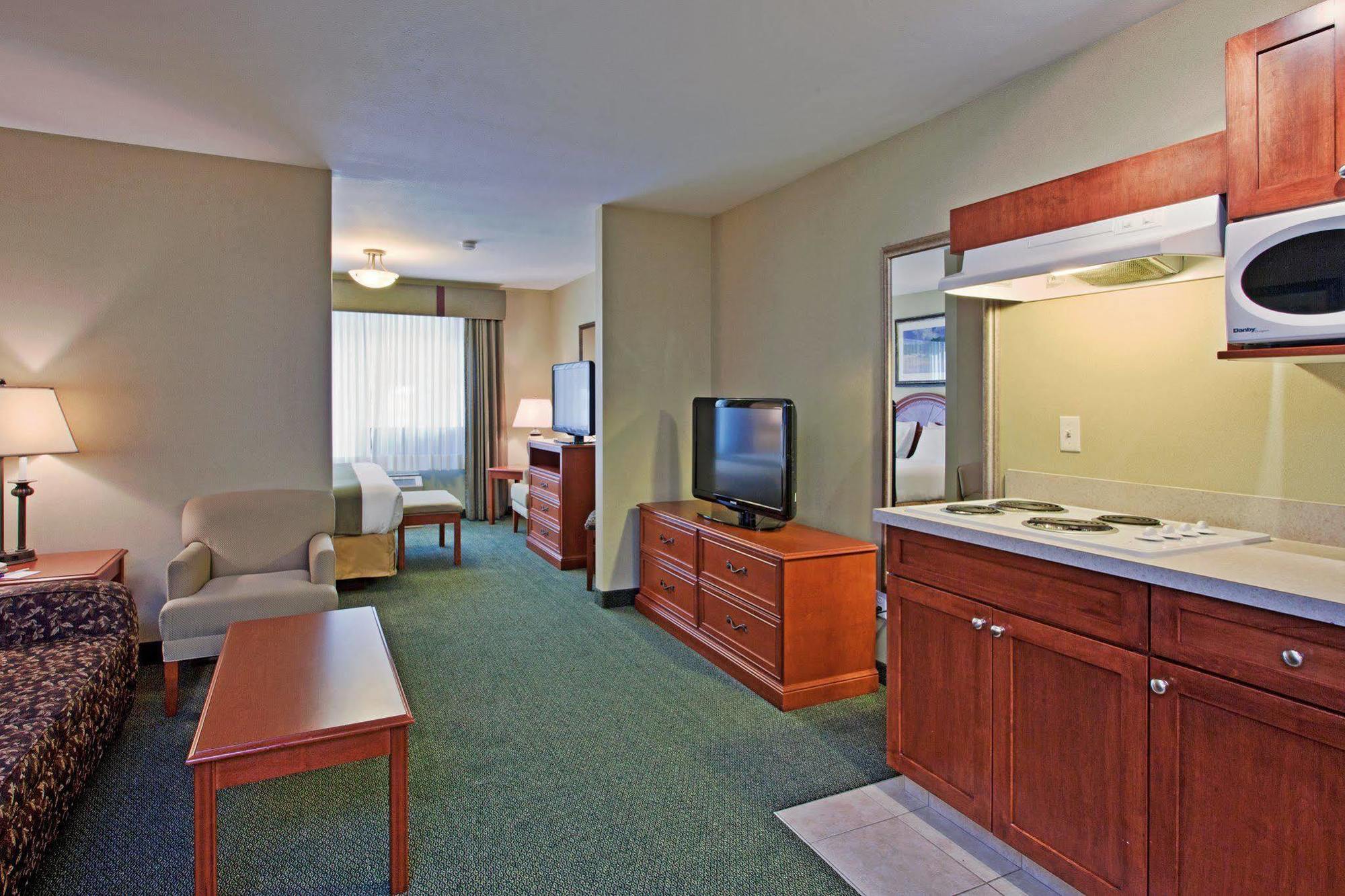 Holiday Inn Express & Suites Medicine Hat, An Ihg Hotel חדר תמונה